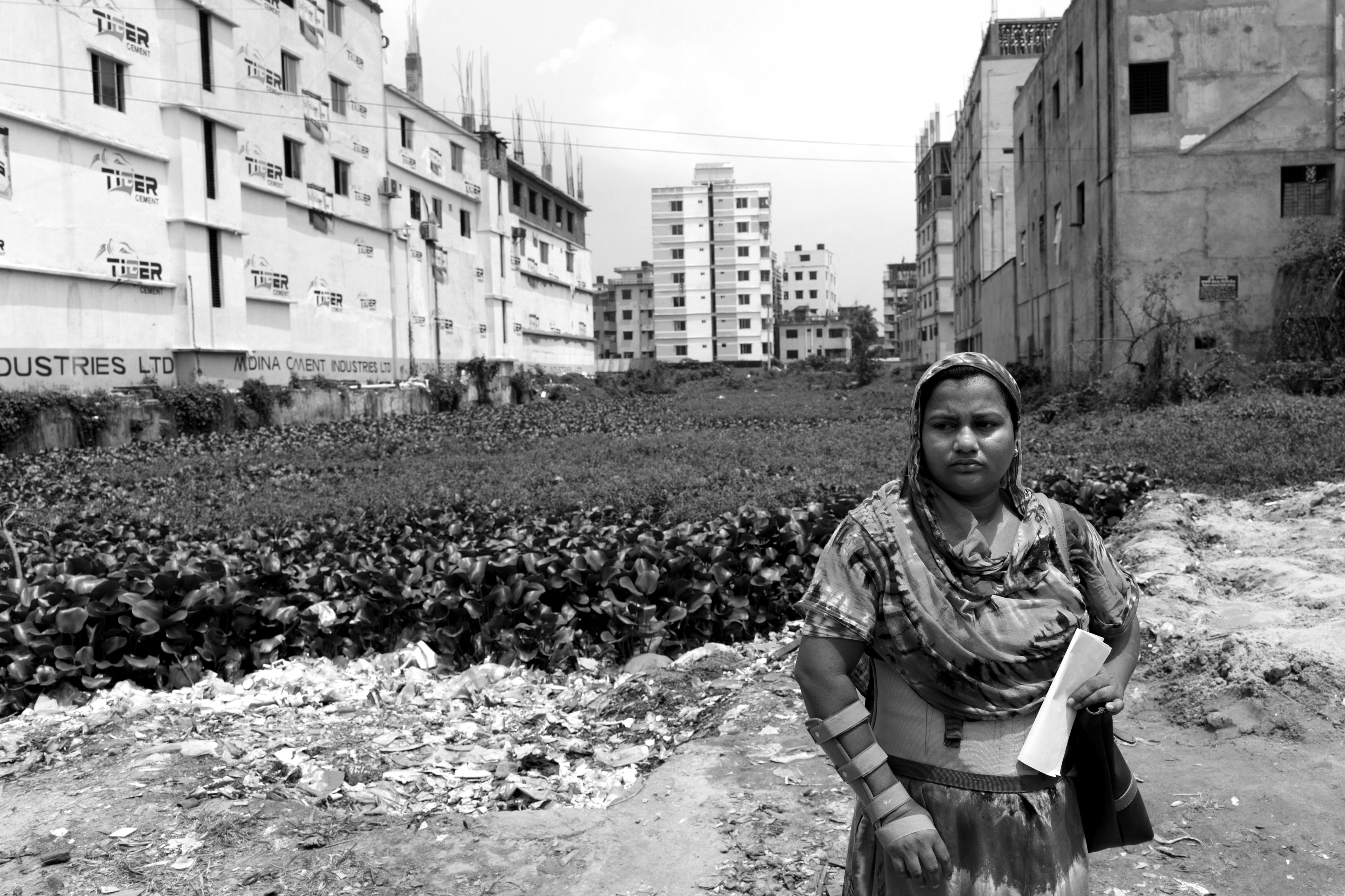 <em>Shila Begum, de 28 años, trabajó como operadora de máquinas de coser para Ither Tex Ltd. Es sobreviviente de la tragedia de Savar, Rana Plaza (Dhaka, Bangladesh)</em>