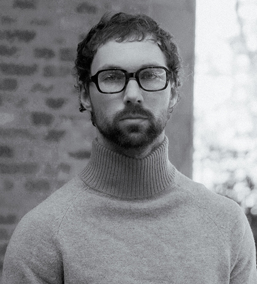 Andrés Reisinger: Entre lo natural y lo fabricado, lo íntimo y lo escenográfico