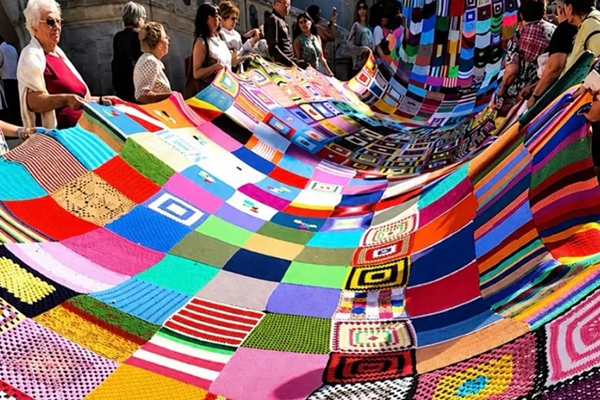 El textil elevado al cielo